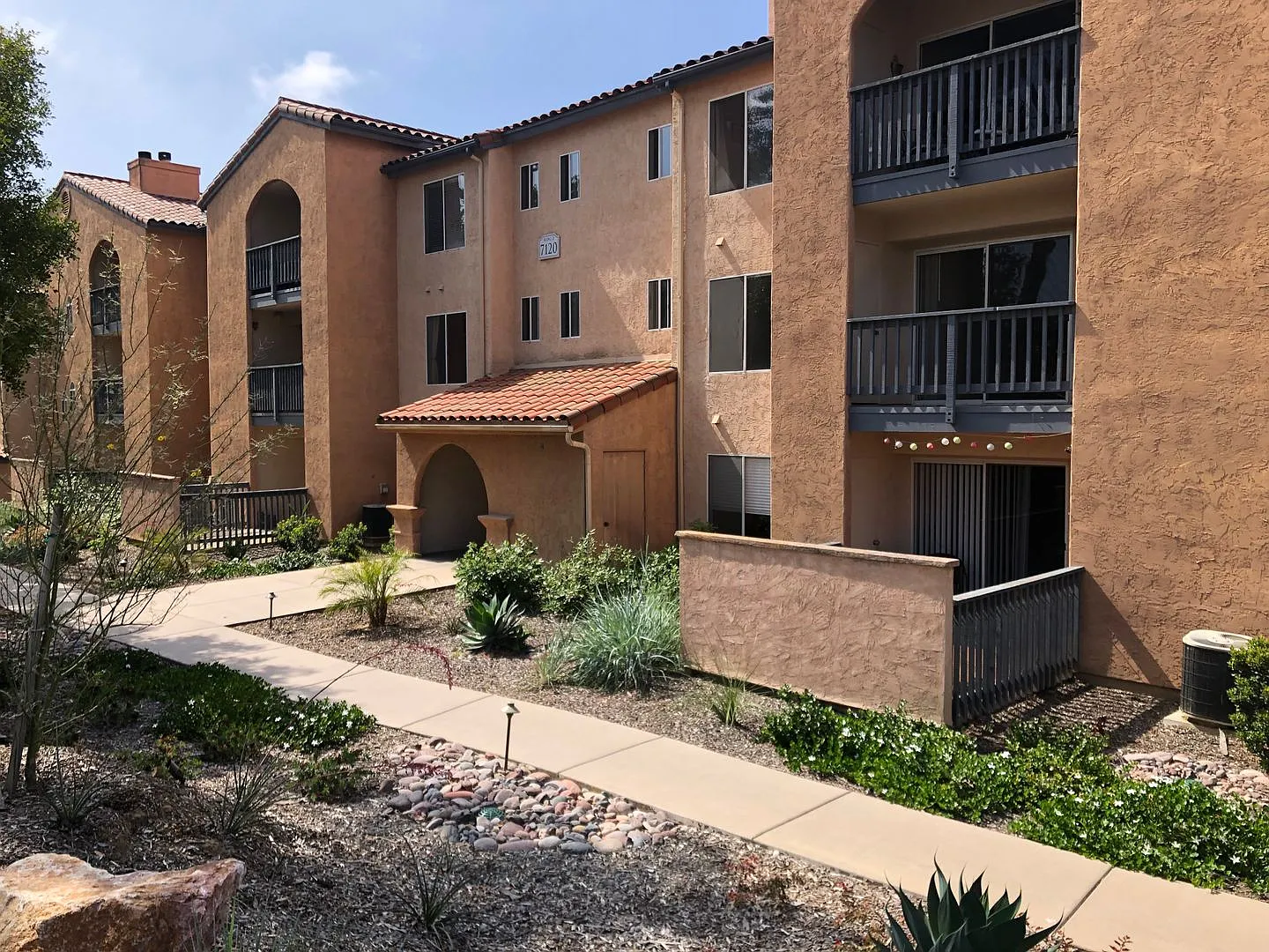 Delightful 2 Bedroom 2 Bath Condo in UTC — Photo 2