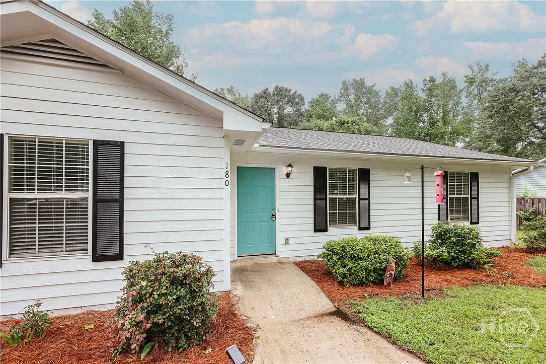 3 bed, 3.0 bath, 1390 sqft, $2,100 — Photo 2