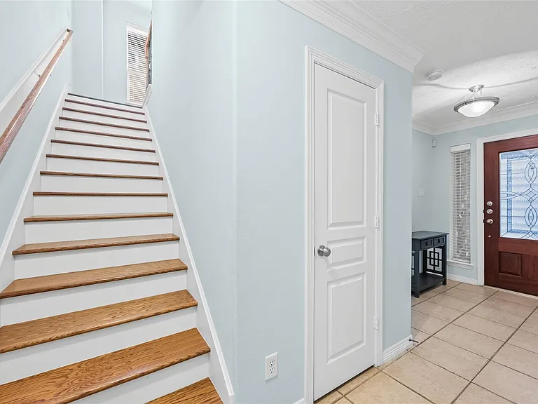 3410 Skyline Village Dr — Photo 4