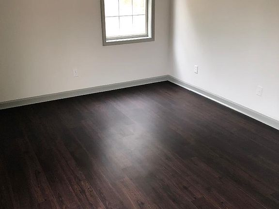 5th image of 210 Stoney Brook Dr