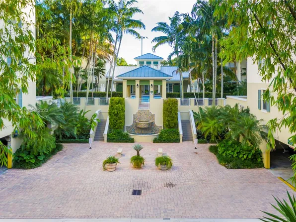 7614 SW 102nd St #310, Pinecrest, FL 33156