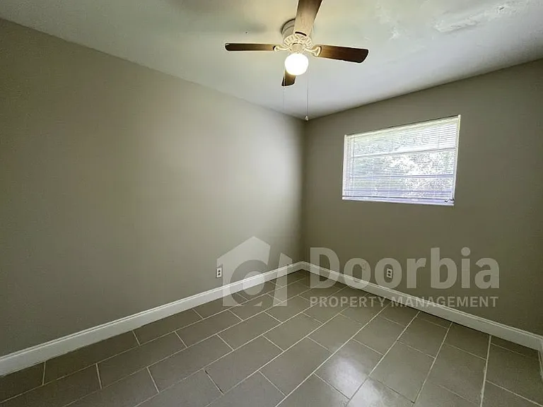 1635 Brookview Dr S — Photo 11