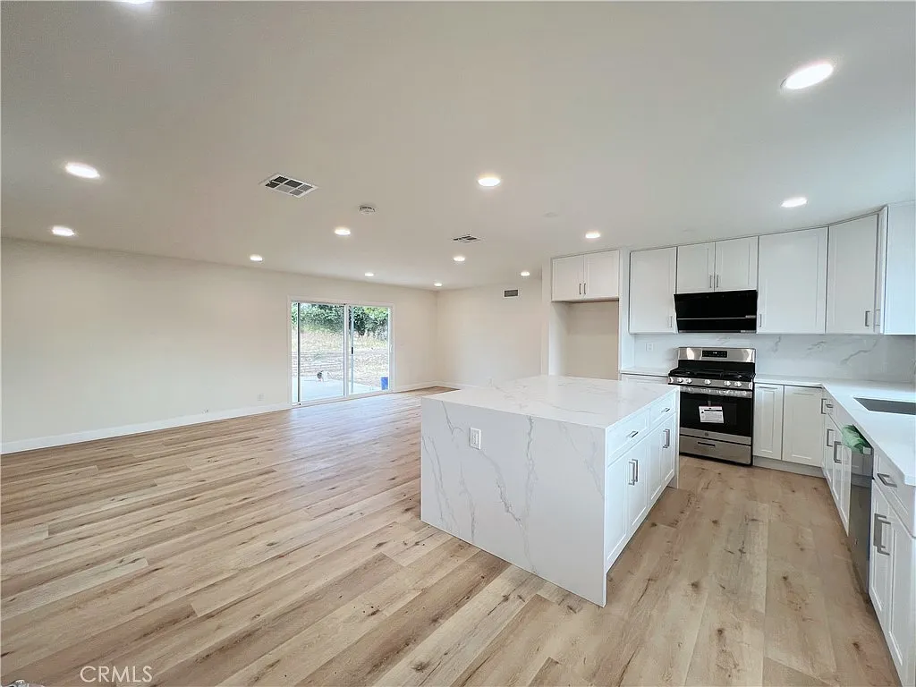 3 bed, 1255 sqft, $4,300 — Photo 3