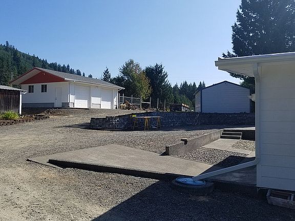 Back yard detached garage.