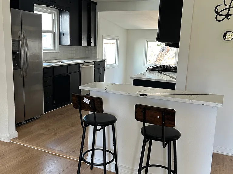3303 Hollywood Ave — Photo 4