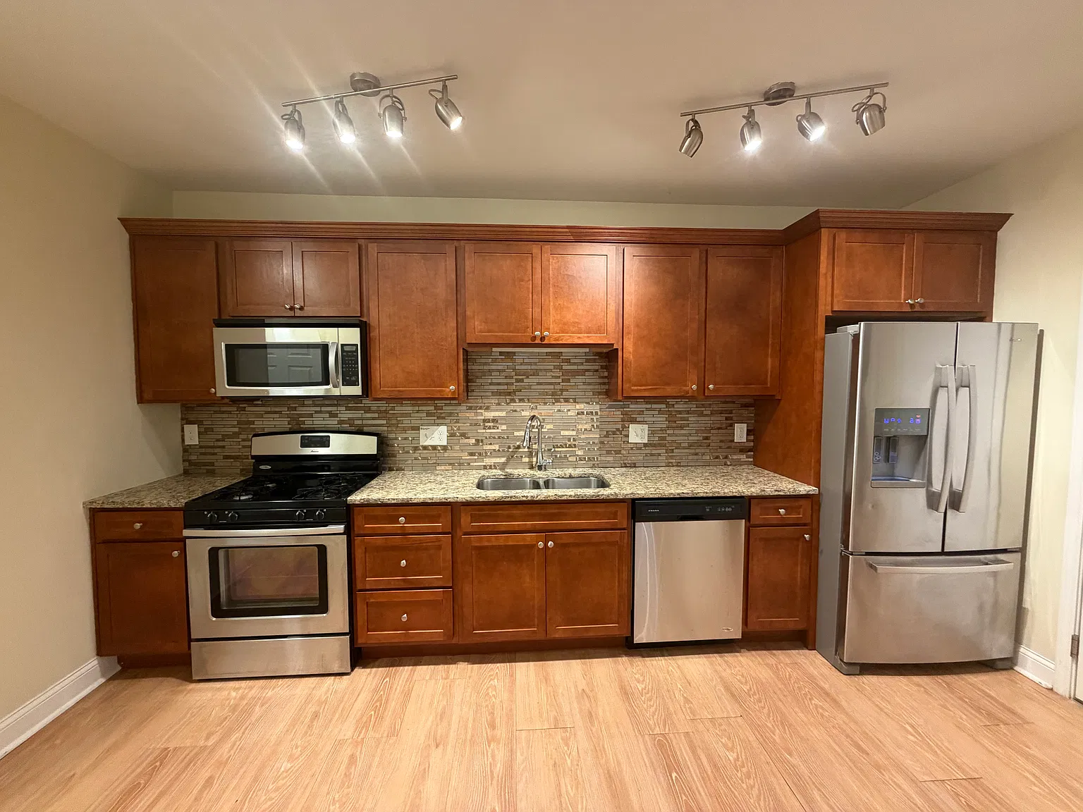 2 bed, 1.5 bath, 850 sqft, $1,750 — Photo 4
