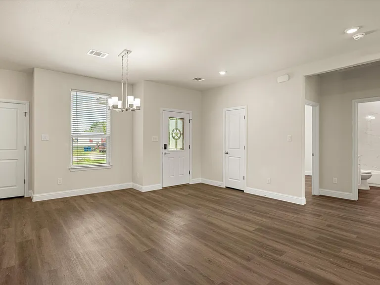 2414 Forest Hill Ln — Photo 9