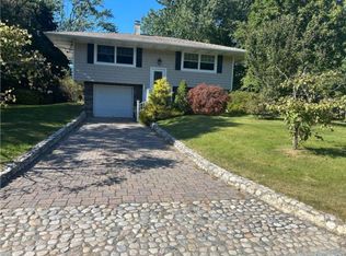 17 Partridge Ln, East Setauket, NY 11733