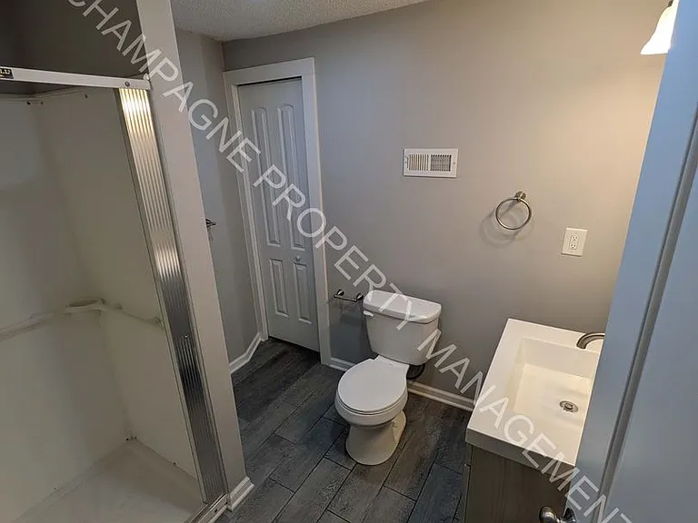 2523 Charlotte St — Photo 17
