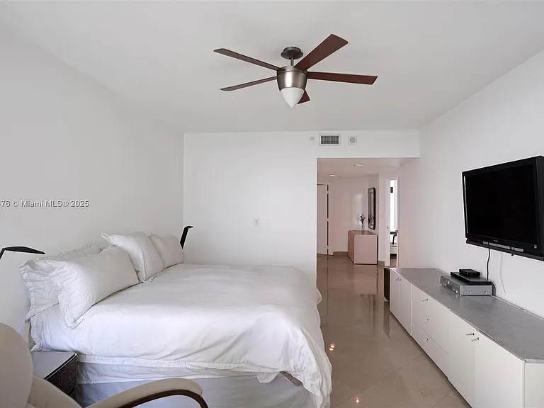 5025 Collins Ave #2107 — Photo 9
