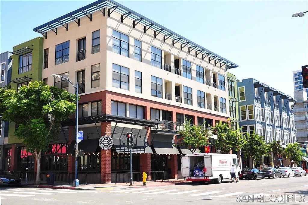 1 bed, 737 sqft, $2,200 — Photo 1