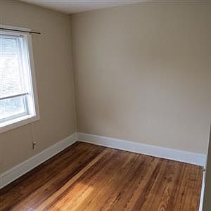 5th image of 429 Grand Ave NE