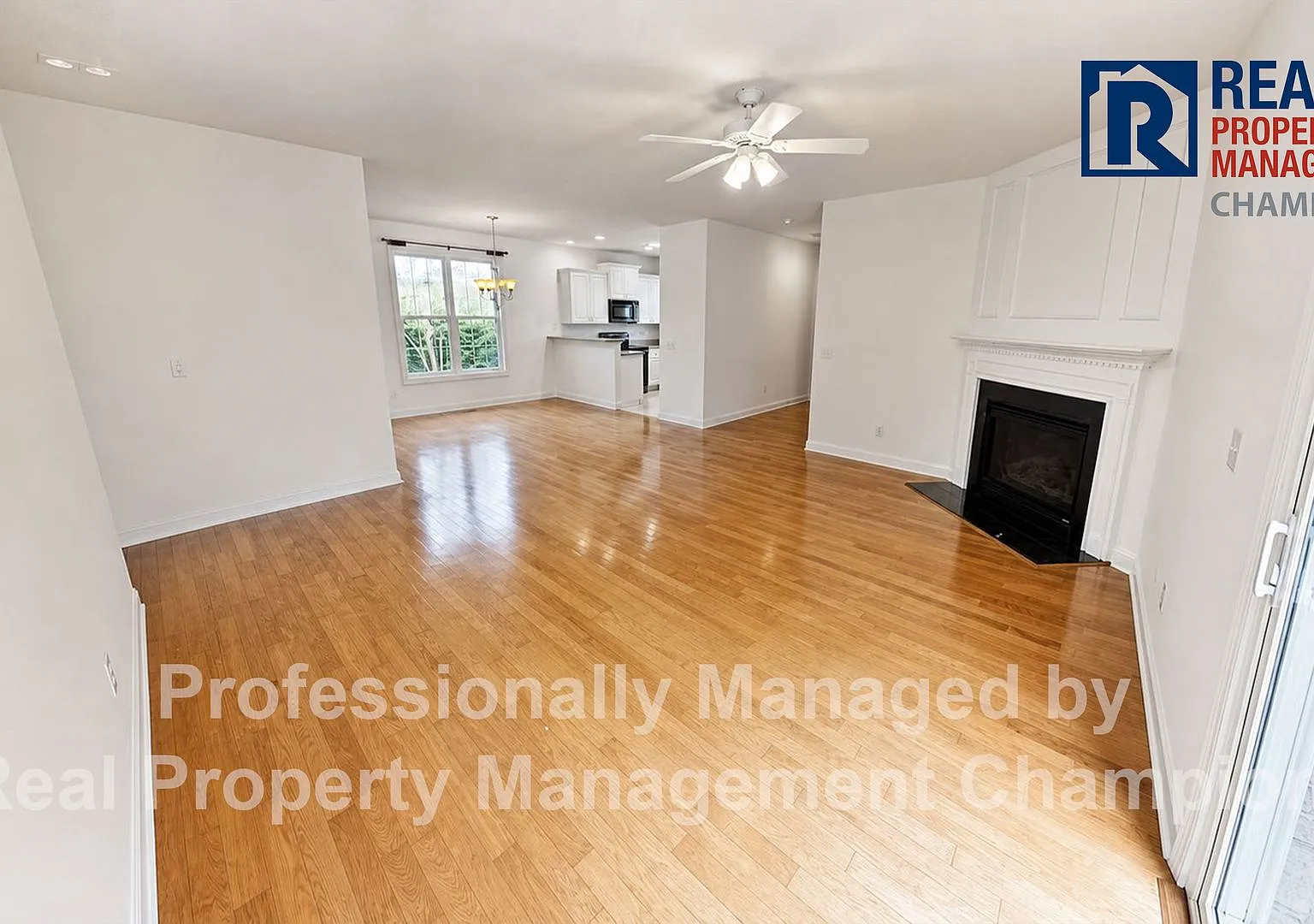 3BD/2BA Split Floorplan Home w/Fireplace and Attached Garage — Photo 2