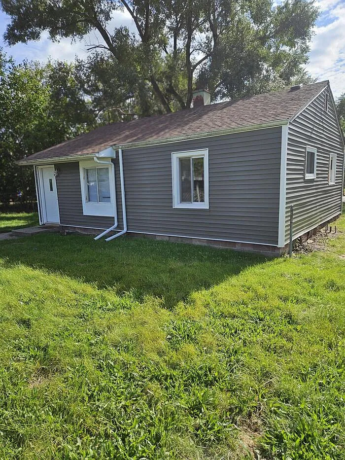 2 bed, 1.0 bath, 744 sqft, $1,150 — Photo 1