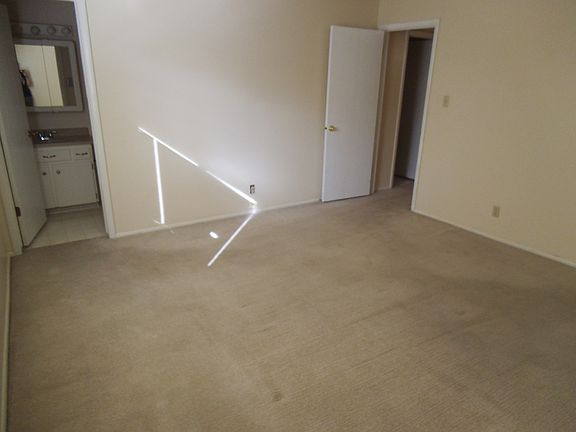 4th image of 1205 Park View Dr