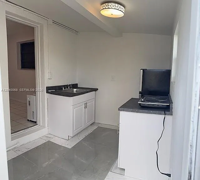 5641 SW 39th St — Photo 2