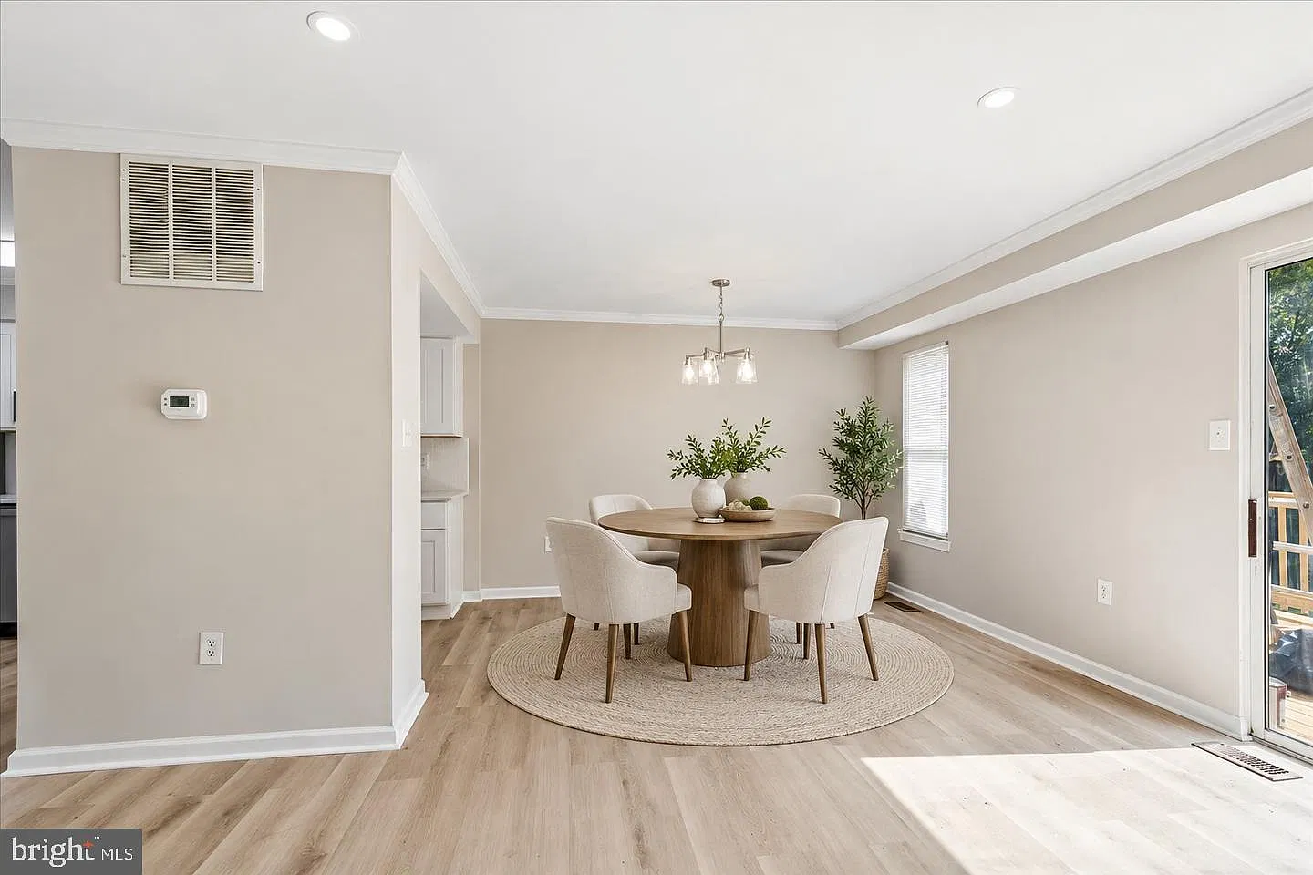 3 bed, 2.5 bath, 1560 sqft, $2,500 — Photo 4