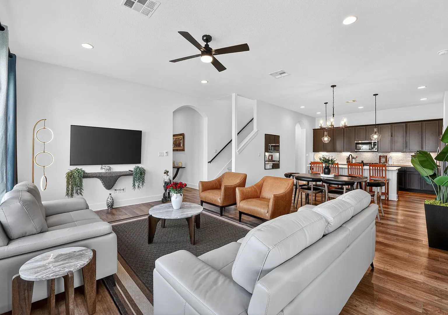 Upscale 4-Bedroom House with King Beds in Quiet Gated Community — Photo 1