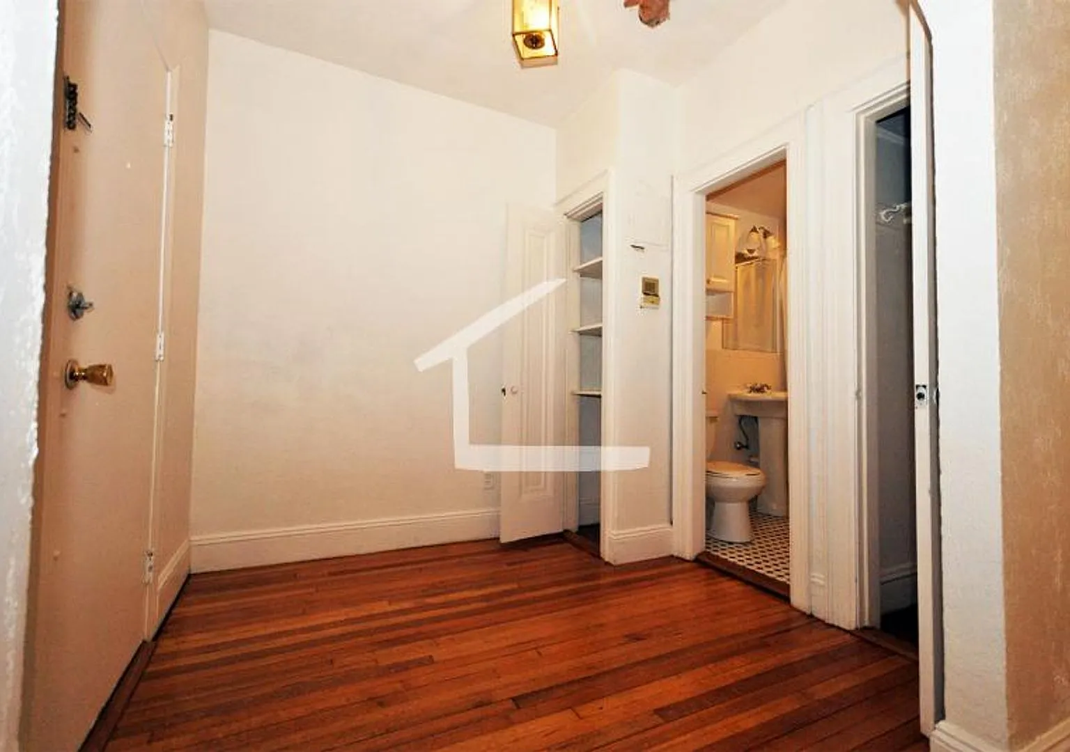Nice studio in Cleveland circle — Photo 2