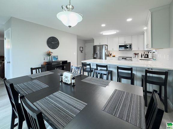 4th image of 4829 Robin Ln
