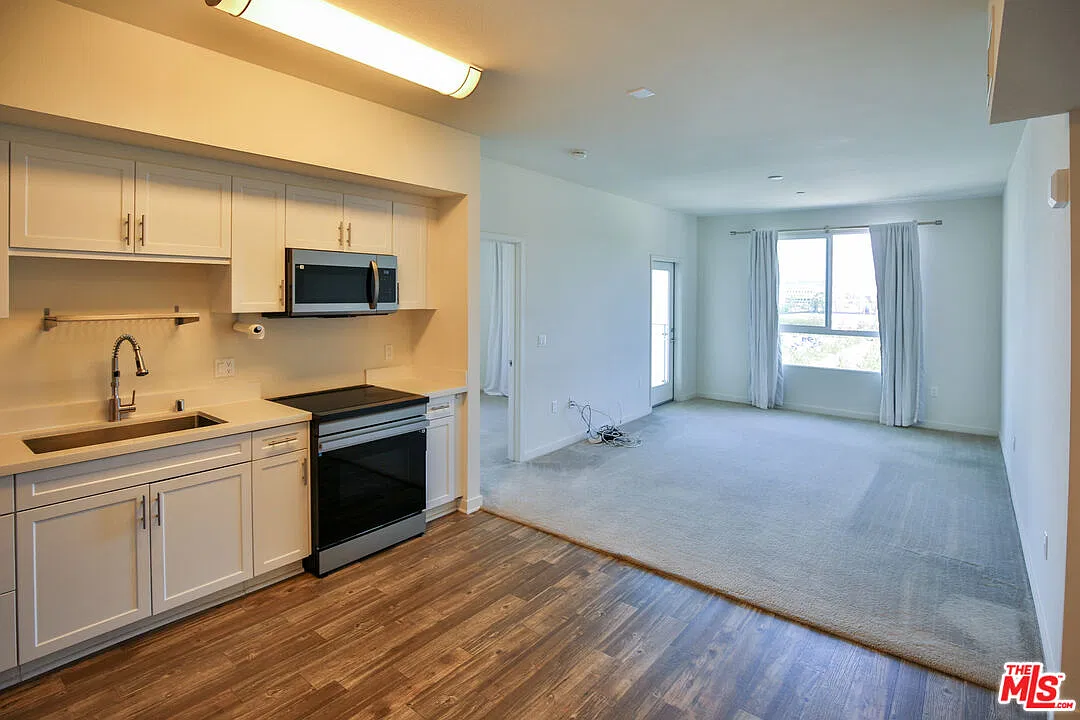 2 bed, 2.0 bath, 820 sqft, $4,295 — Photo 3