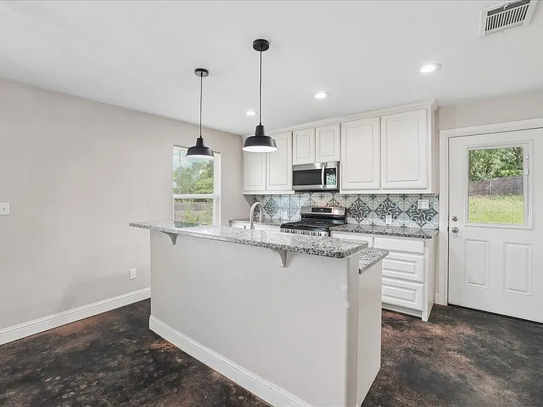 501 E Day St — Photo 13