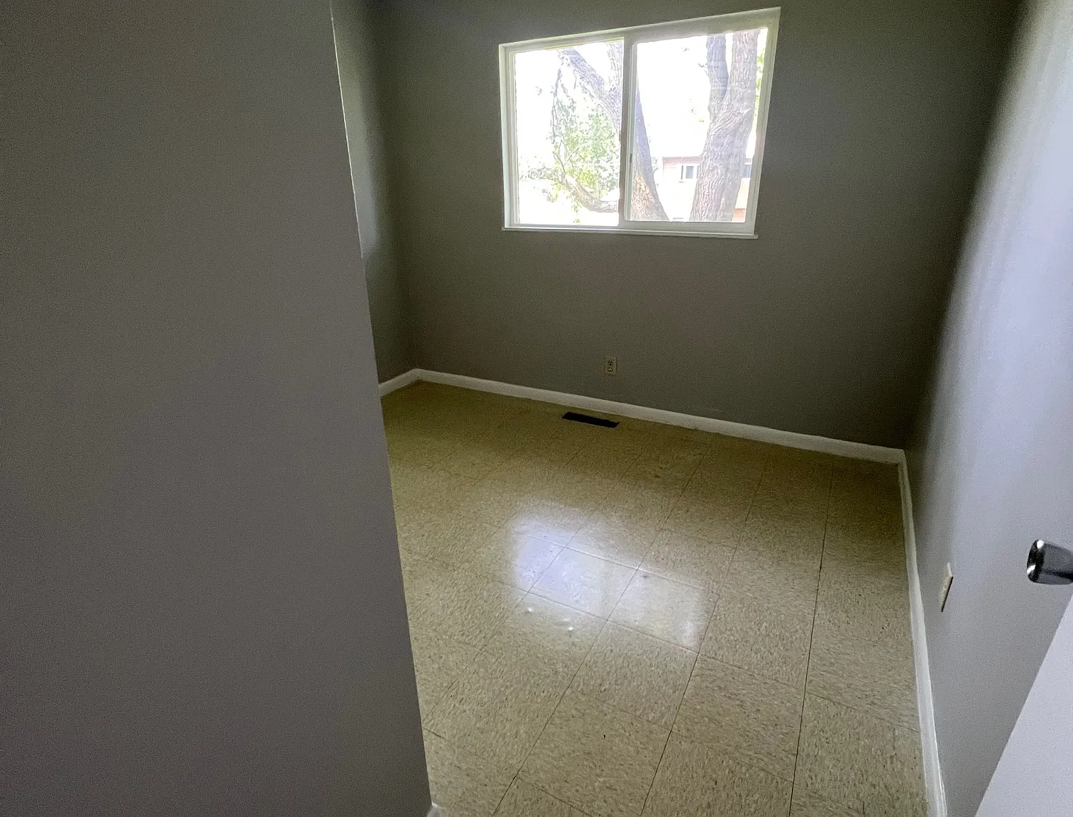 3 bed, 1.5 bath, 1660 sqft, $1,095 — Photo 3