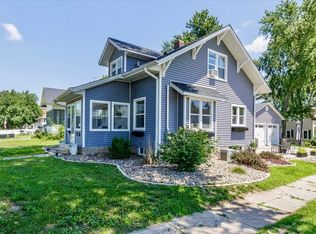 400 E 1st St, Pella, IA 50219