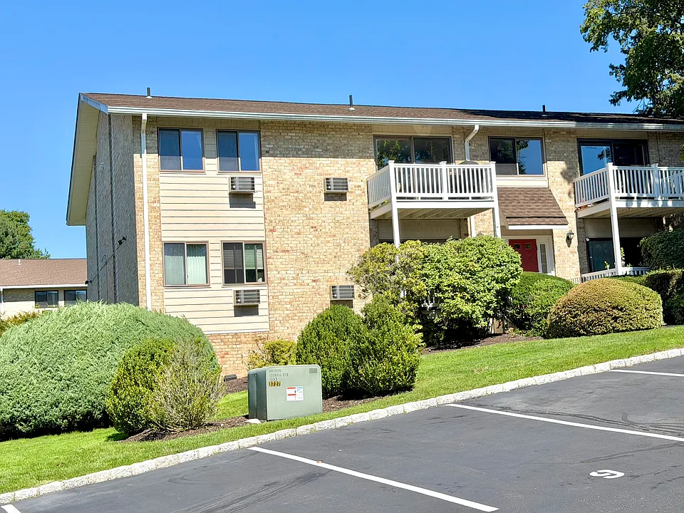 180 Glenbrook Rd #15