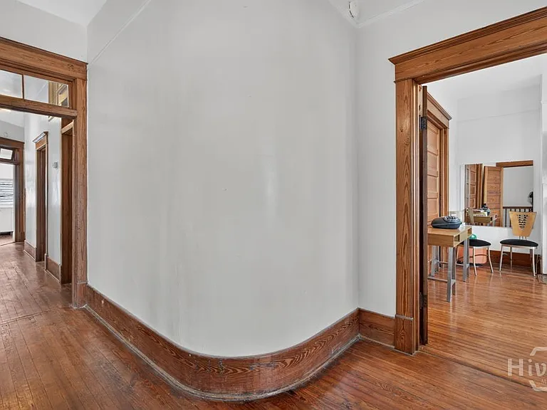 114 W Waldburg St — Photo 12