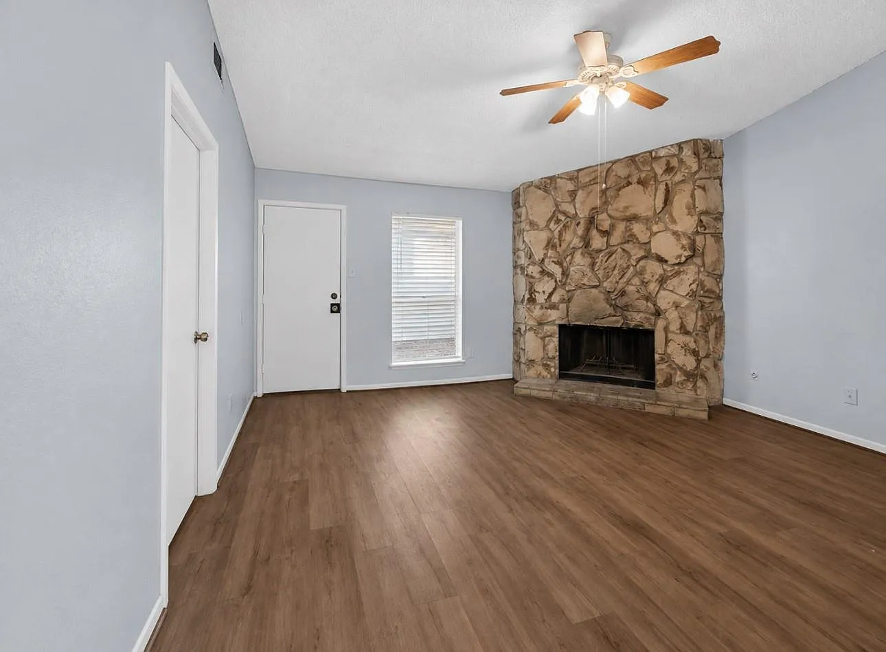 2 bed, 1.5 bath, 1056 sqft, $1,399 — Photo 3