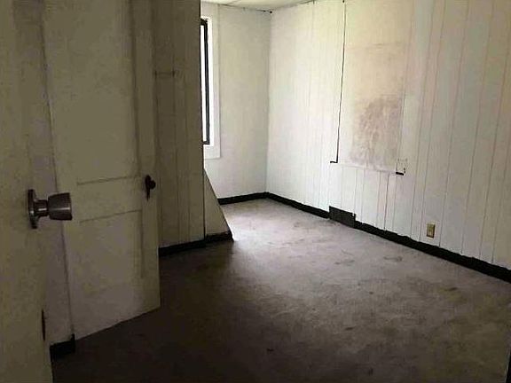 4th image of 2719 Lincoln Way