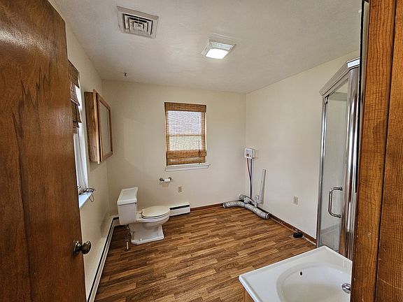 Bathroom 1 (with laundry hookup)