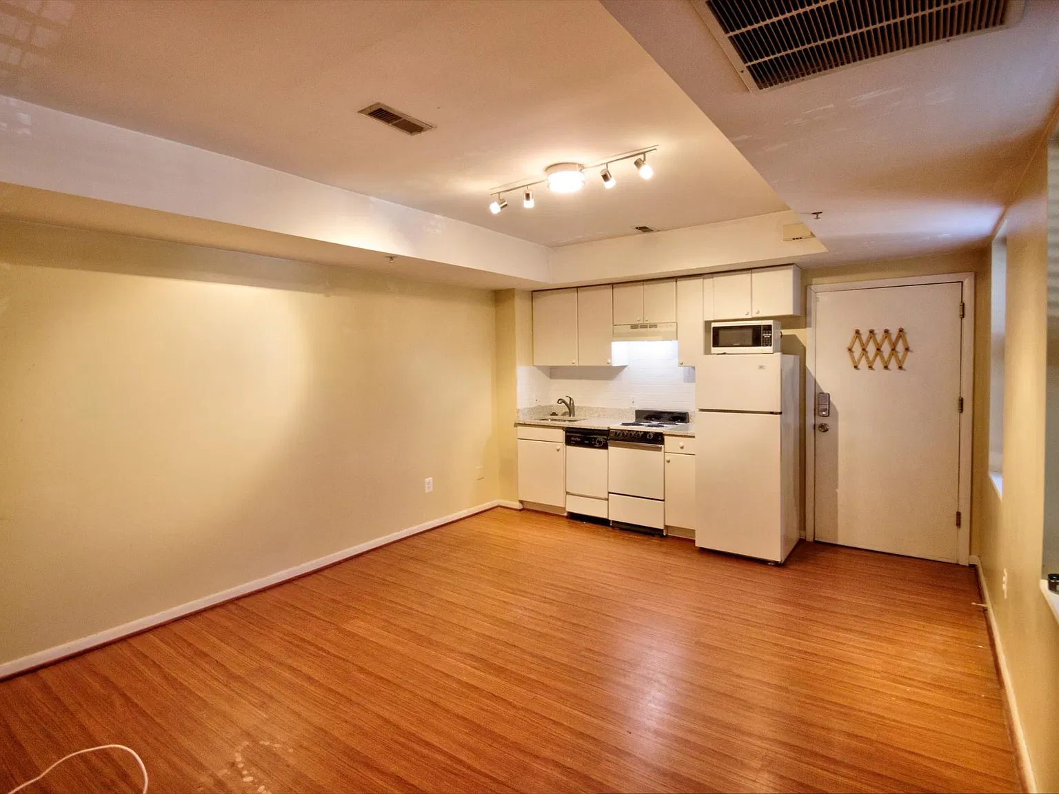 1 bed, 650 sqft, $1,575 — Photo 2
