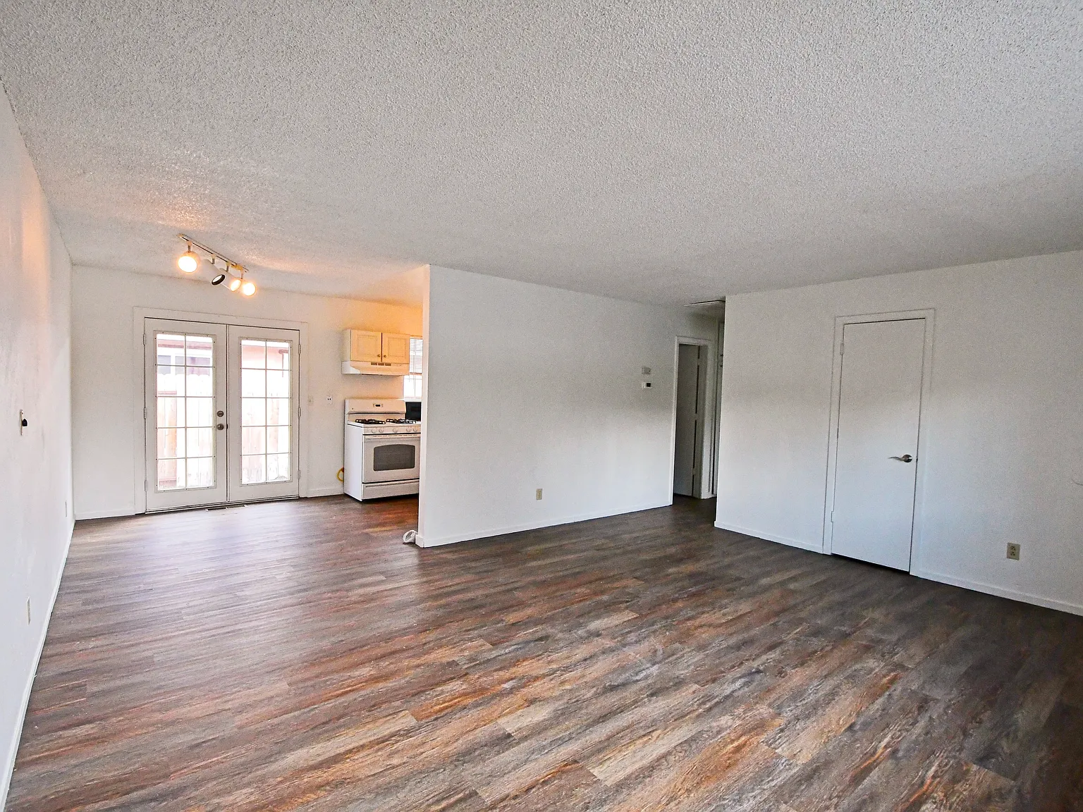 1600 E Long St — Photo 4