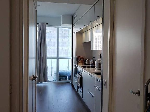 5th image of 15 Grenville St #2205