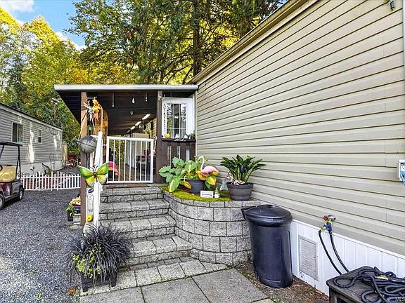 3rd image of 10325 Lakeshore Rd #3