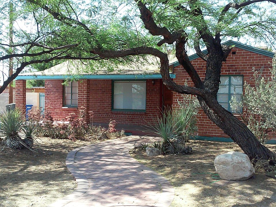 Nice big porch welcomes you!