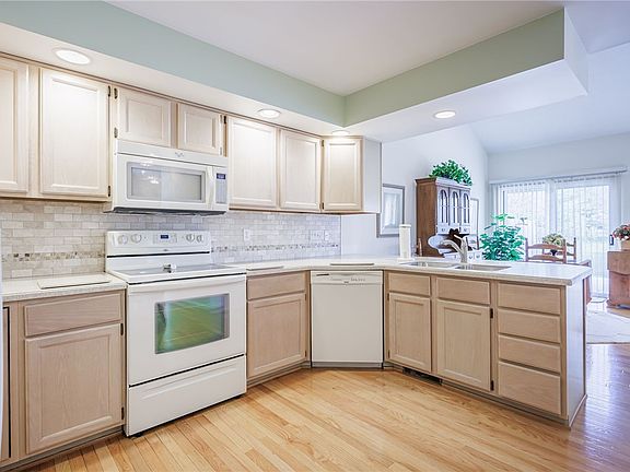3rd image of 53 Waterview Cir