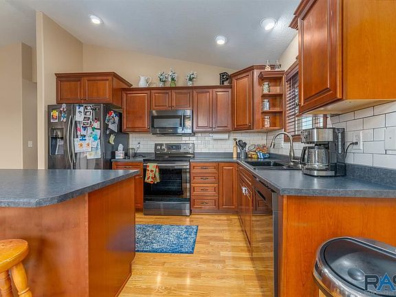 5th image of 705 Honeysuckle Dr