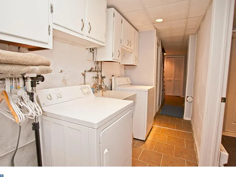 3351 Ainslie St — Photo 17