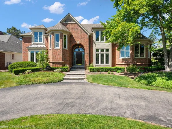 3021 E Ridge Ct, Bloomfield, MI 48302