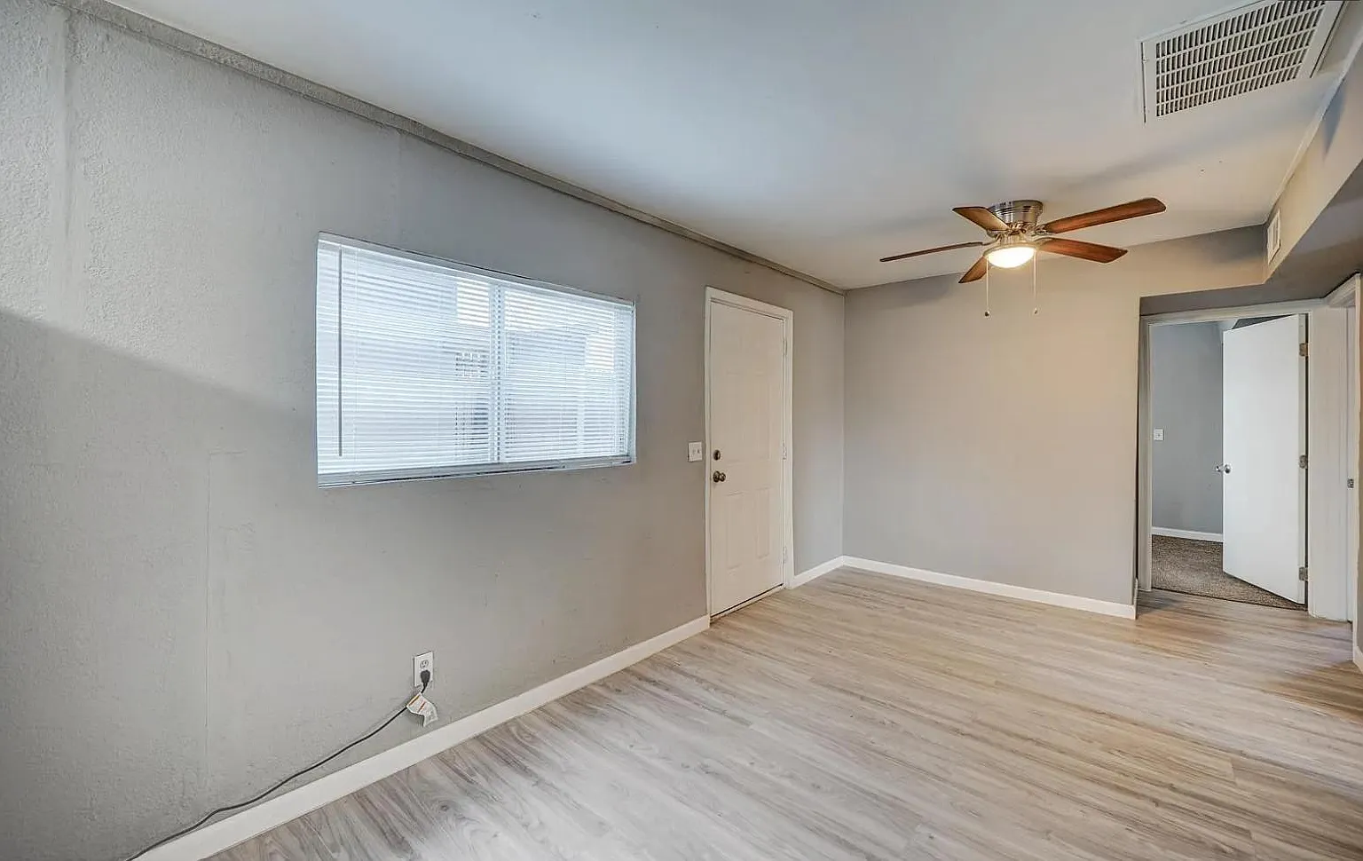 3 bed, 1.0 bath, 800 sqft, $1,800 — Photo 4