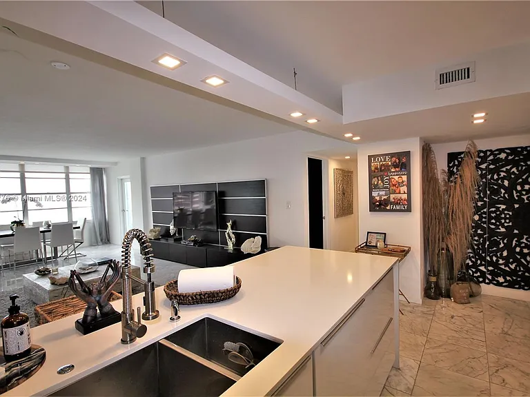 5151 Collins Ave #933 — Photo 2