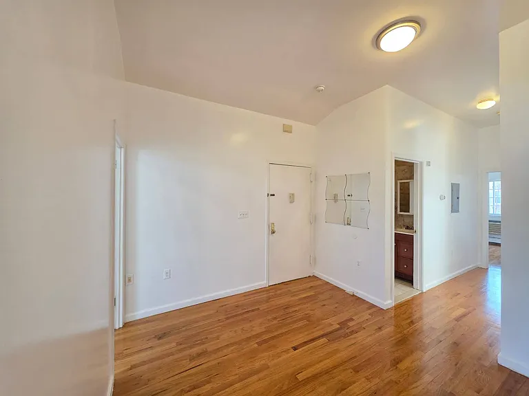2368 W 12th St #3 — Photo 10