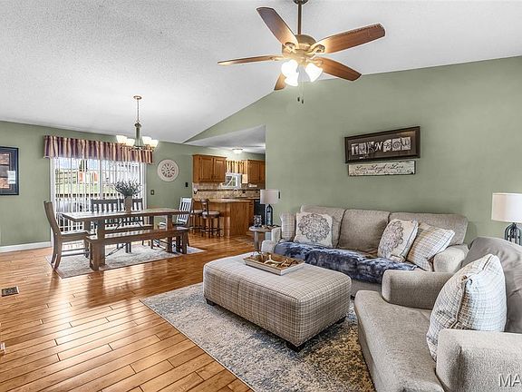 4th image of 829 Eagle Dr