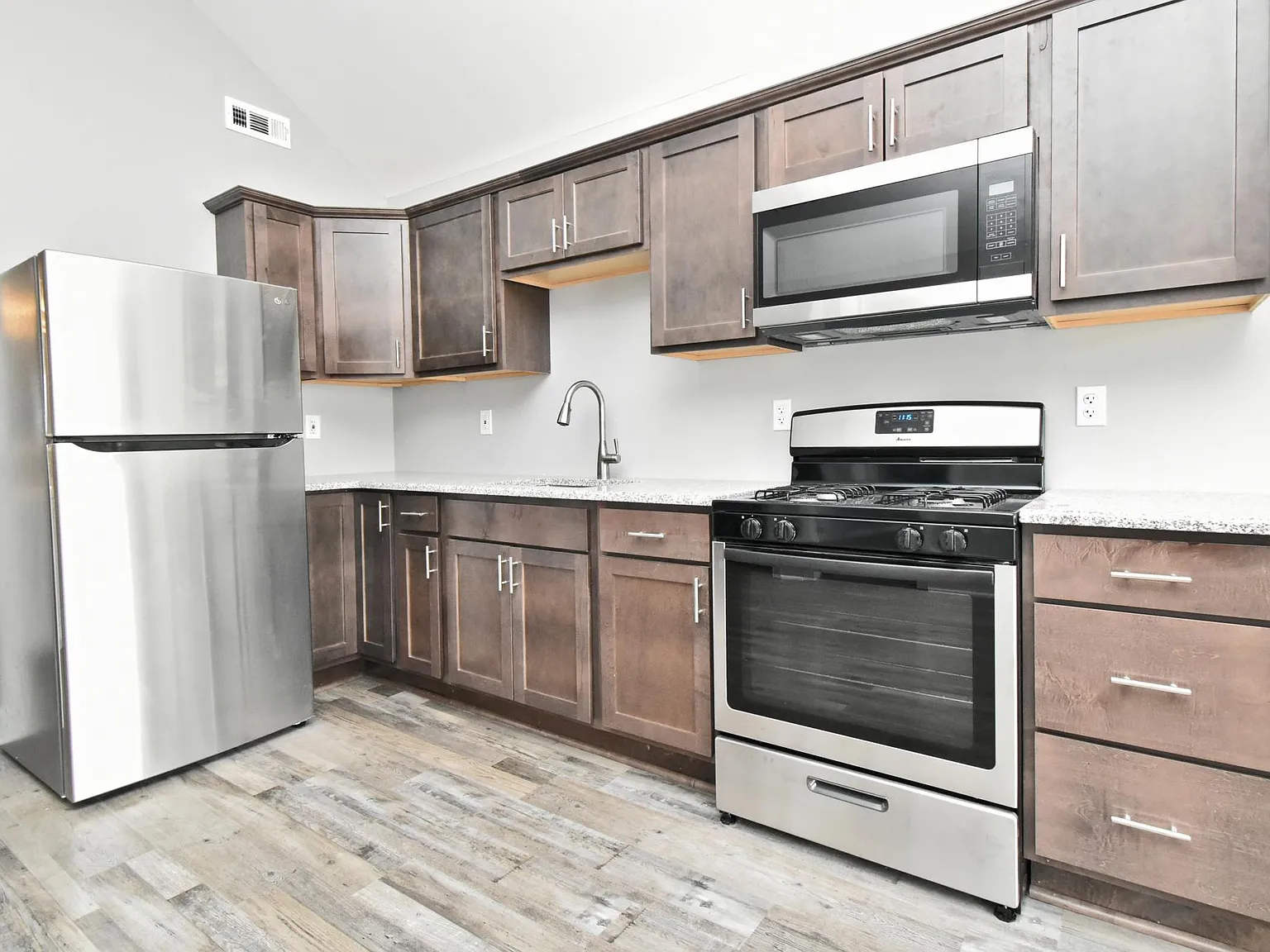 2 bed, 750 sqft, $1,300 — Photo 1