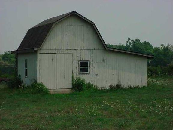 Barn with half concrete