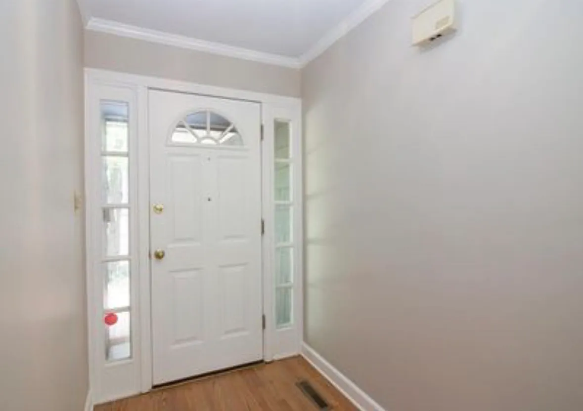 4 bed, 2.5 bath, 2042 sqft, $2,400 — Photo 2