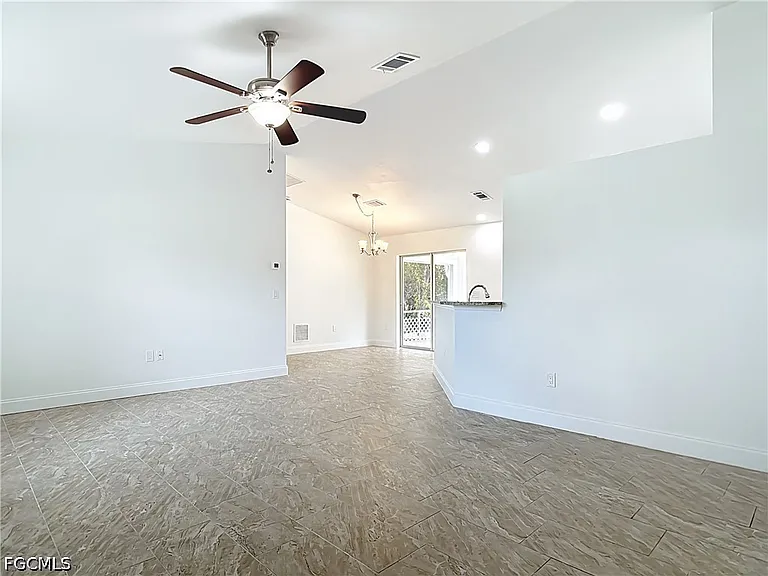 18522 Robinson Ave — Photo 4